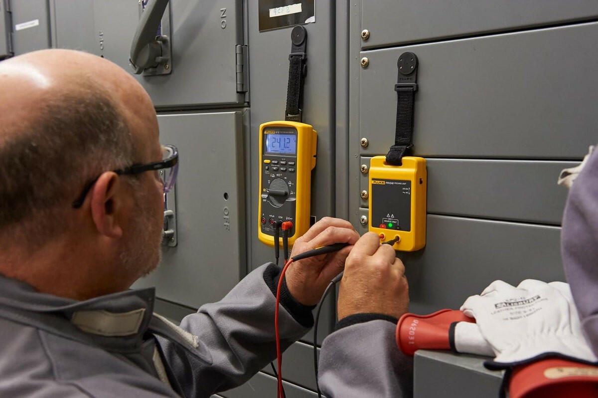Fluke 240 V RMS AC/DC AA Alkaline Proving Unit.